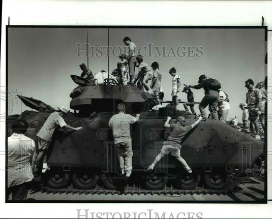 1989 Press Photo Kids at Army amphibious tank at Cleveland National Air Show-Historic Images