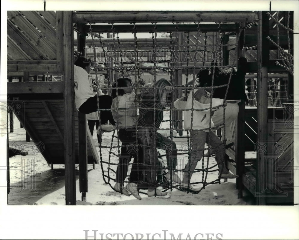 1990 Press Photo Climbing the ropes between activities at Turtle Lake Park - Historic Images