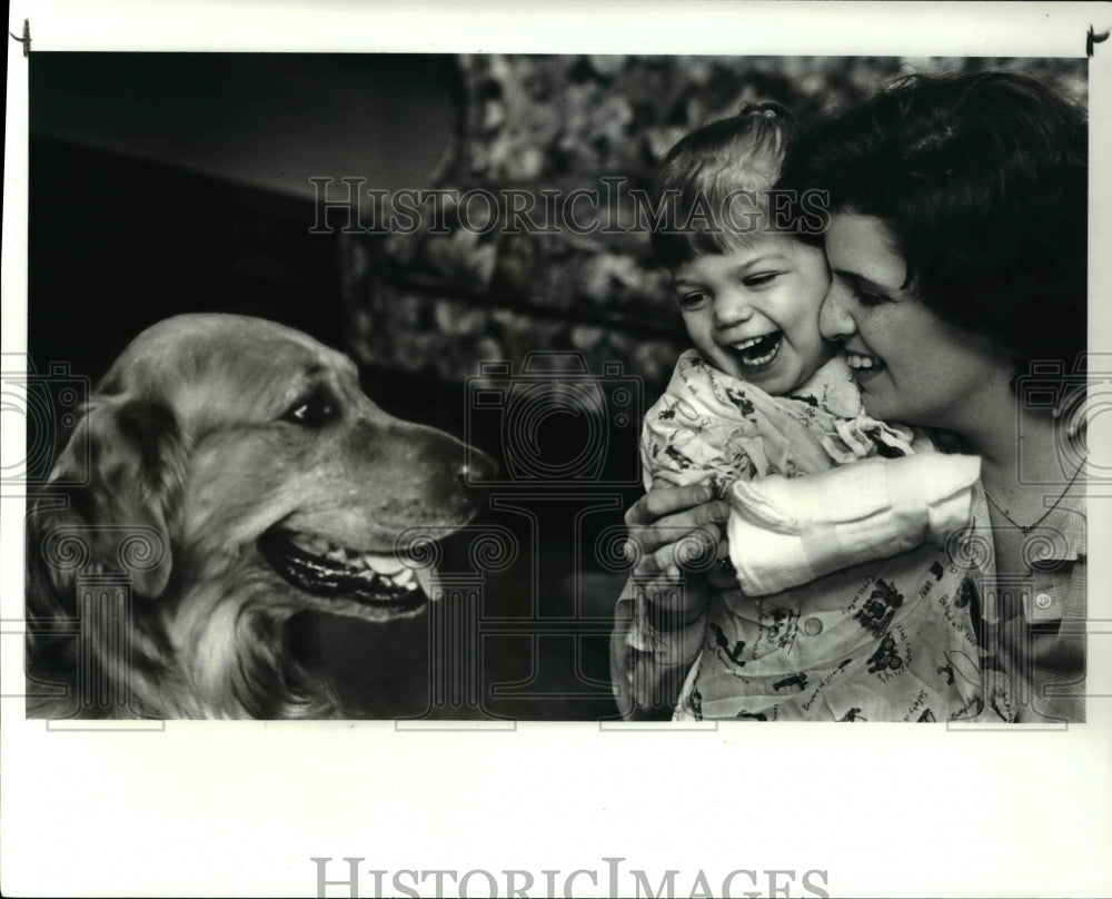 1987 Press Photo Jamie Pavli w/ her mother Cynthia meeting TV dog Dakai-Historic Images