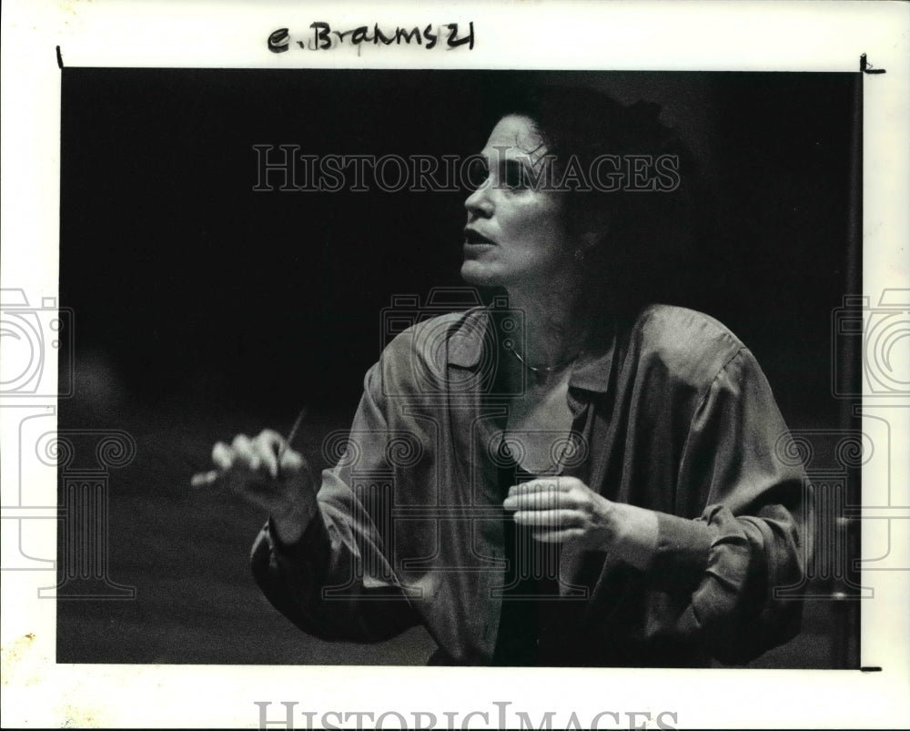1991 Press Photo Susan Davenny Wyner conducting the University Chorale-Historic Images