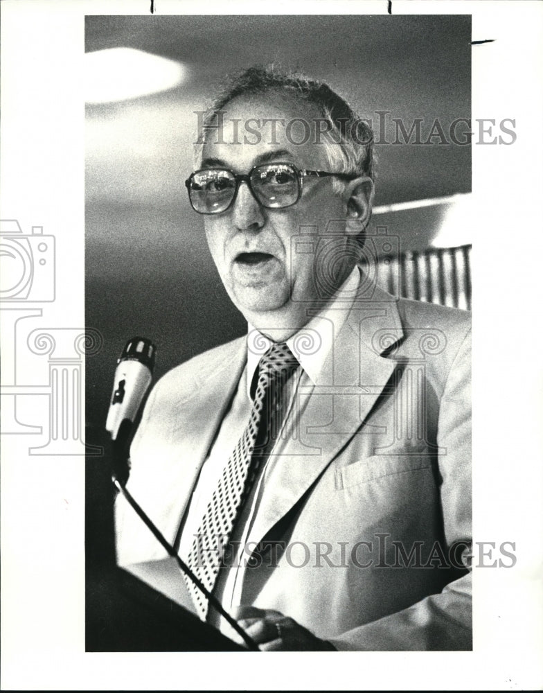 1987 Press Photo Robert H.Wills Editor of Milwaukee Sentinental - Historic Images