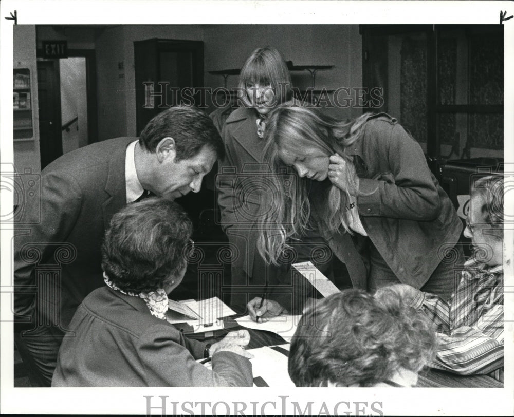 1985 Press Photo Mayor George Voinovich and his wife watch a daughter Betsy Ann - Historic Images