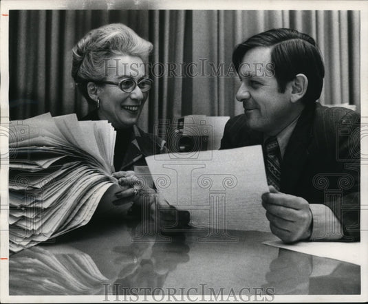 1976 Press Photo Cuyahoga County auditor George Voinovich & Mrs John O'Donnell-Historic Images