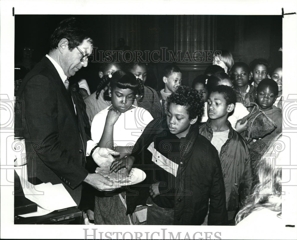 1987 Press Photo Mayor Geo Voinovich hands out cookies to some school students - Historic Images