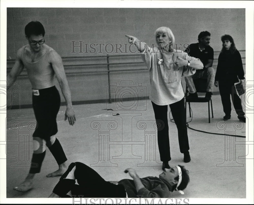 1991 Press Photo Choreographer Joan Woodbury conducts a rehearsal - cva51021-Historic Images