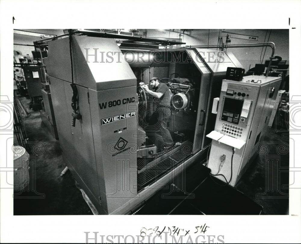 1990 Press Photo Leonard Rock, at the Weigner Grinding Machine-Historic Images