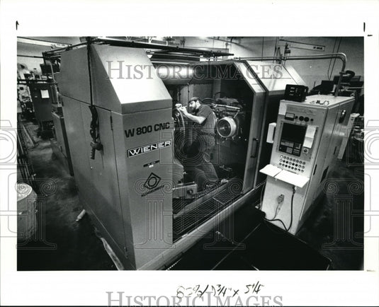 1990 Press Photo Leonard Rock, at the Weigner Grinding Machine-Historic Images