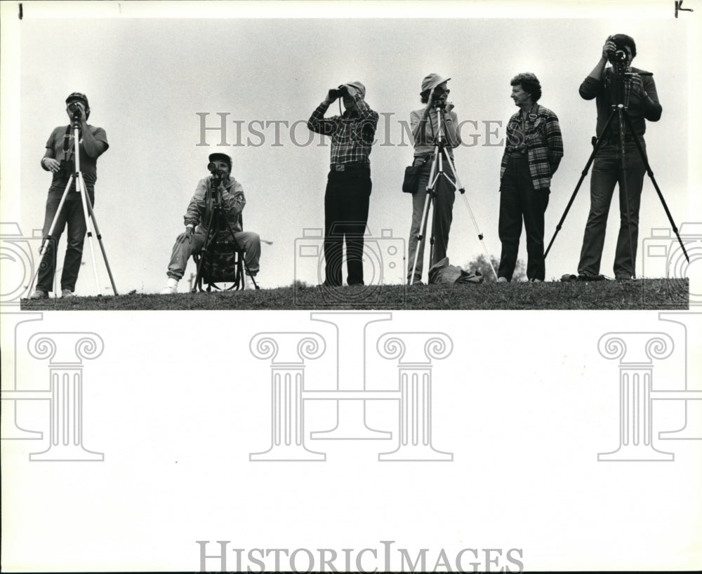 1984 Press Photo The bird watchers as they watch the birds from other countries - Historic Images