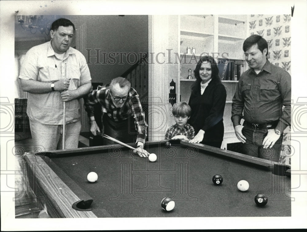 1983 Press Photo Mary and George Crusan, with son Dustin watched patients-Historic Images