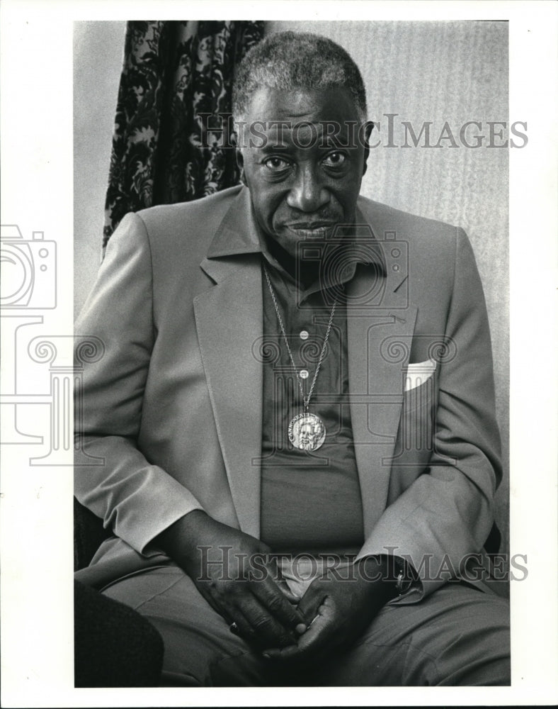 1986 Press Photo Joe Williams in his hotel room - cva51292-Historic Images