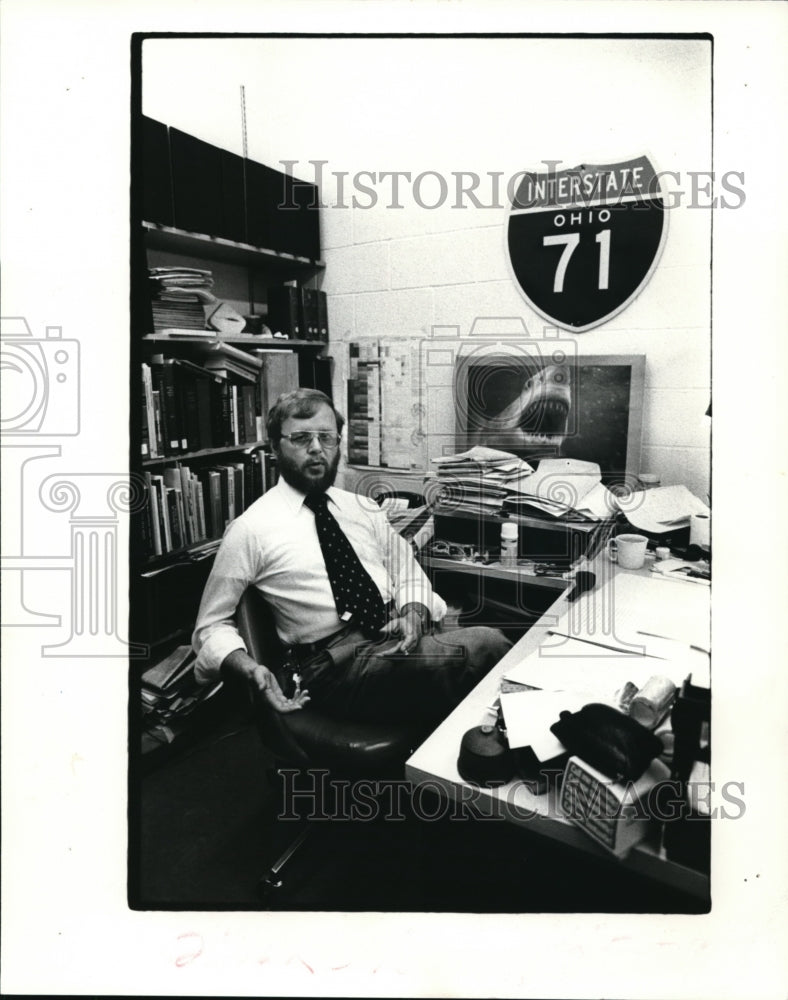 1980 Press Photo Dr. Mike William in his office at National History Museum - Historic Images