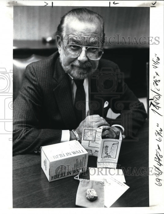 1989 Press Photo Stephen Thorpe, Sr VP of May Co-Historic Images