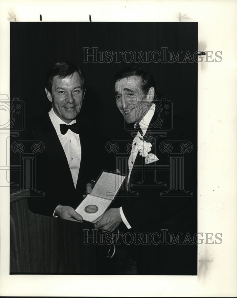 1986 Press Photo Mayor George Voinovich accepts award. - Historic Images