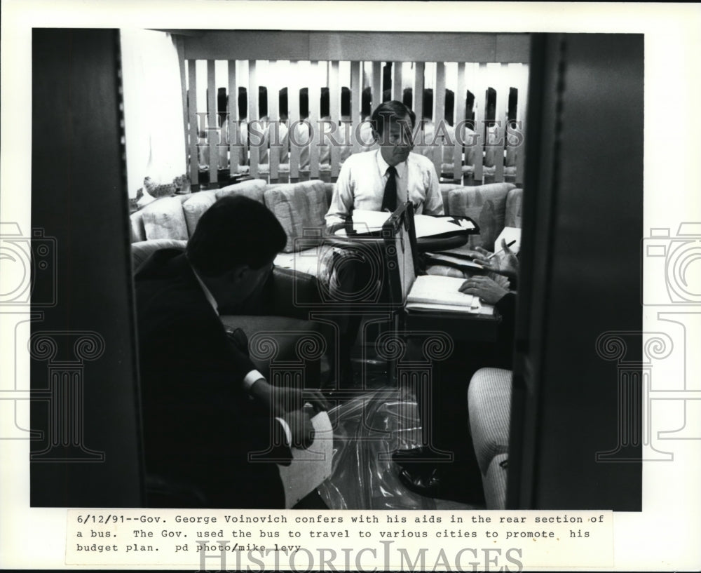 1991 Press Photo Gov. George Voinovich of Ohio with his aids at his travel bus-Historic Images