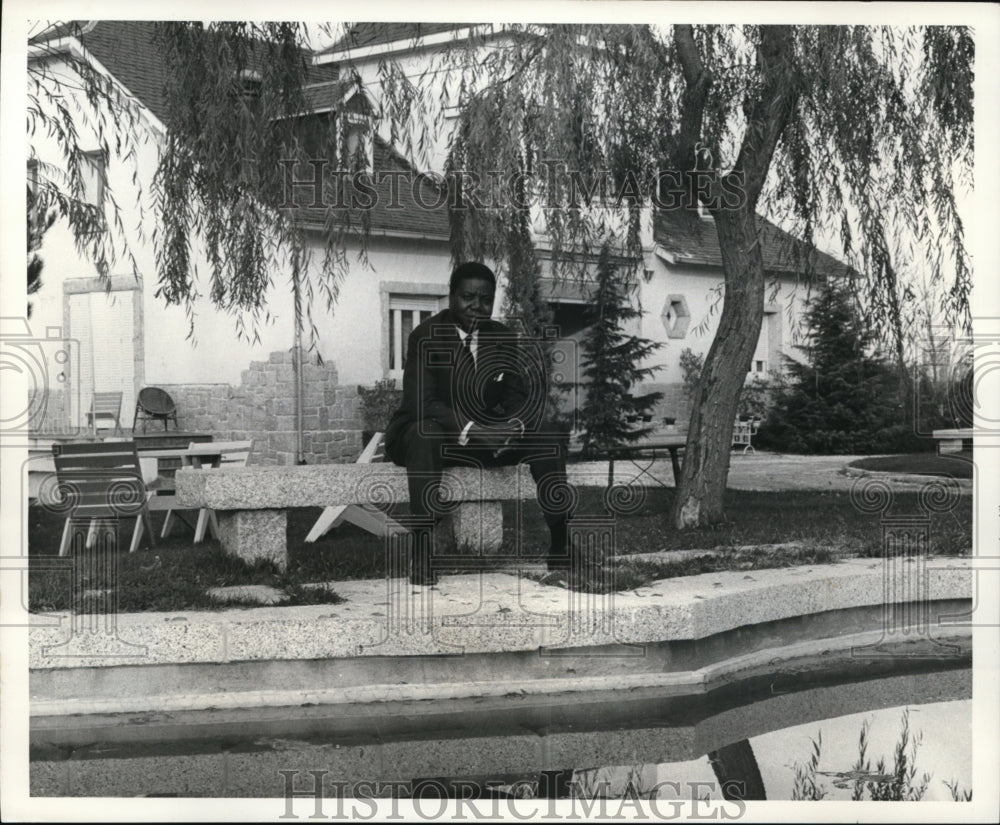 1968 Press Photo Tshombe as he meditates at the pool area during his exile - Historic Images