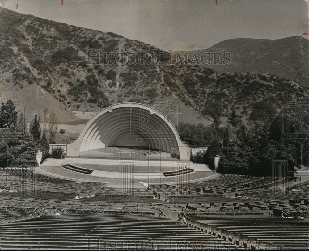 1941 Press Photo Carolyn, a tiny speck at famed Hollywood Bowl - Historic Images