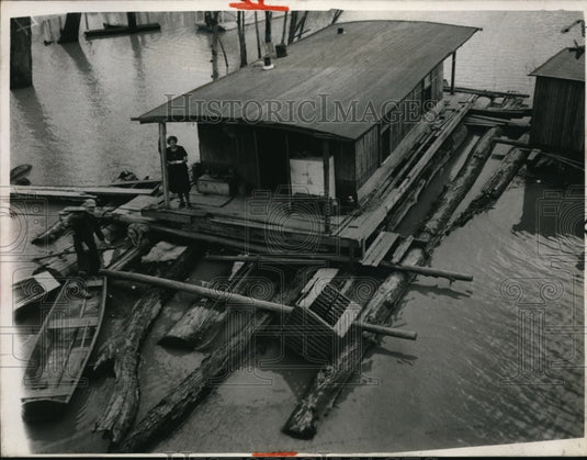 1951 Press Photo Jaw Taylor, wife Mathilda and their dog live in the houseboat-Historic Images