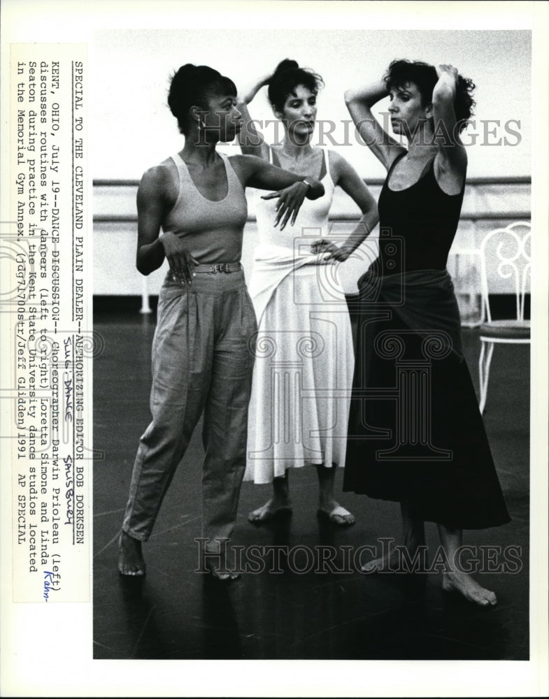 1991 Press Photo Darwin Prioleau, choreographer, discusses routines with dancers - Historic Images