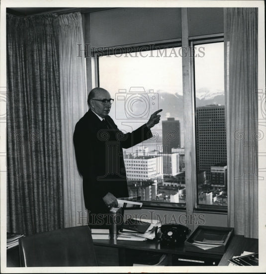 1970 Press Photo Dr Gordon M Shrum - Historic Images