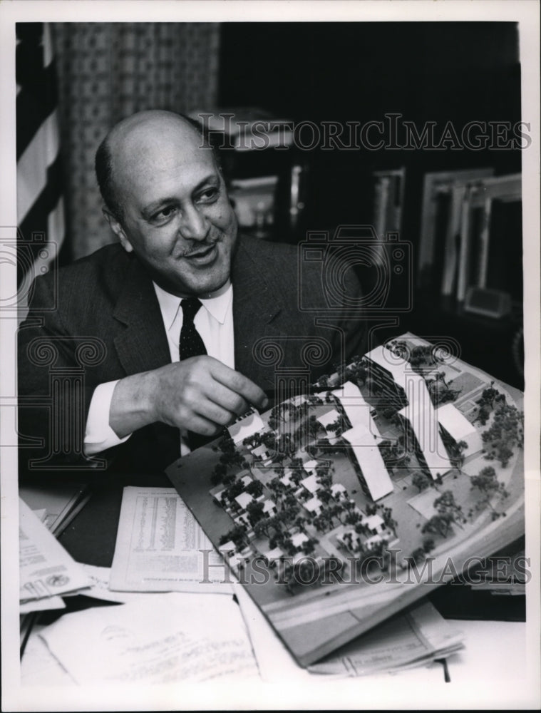 1962 Press Photo Robert Weaver shows model of Typical housing Project in Wash. - Historic Images