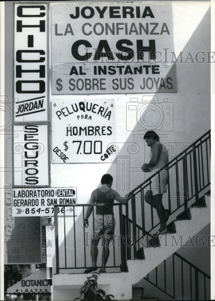 1990 Press Photo Street signs in downtown Miami on Spanish-speaking Cuban - Historic Images