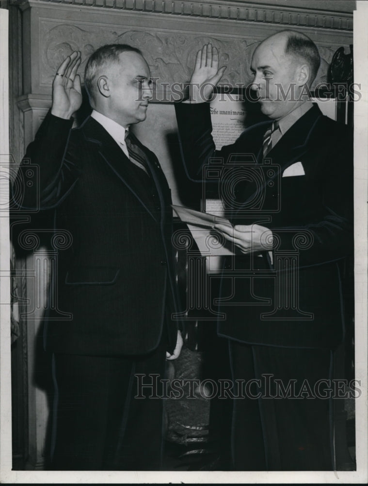 1940 Maj.William S.Evans, US Army conferring the Commission. - Historic Images