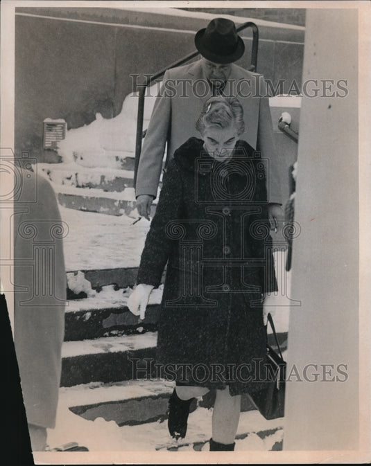 1973 Press Photo Mr. and Mrs. Donna Raymond Sonnie leaves Willoughby Court. - Historic Images