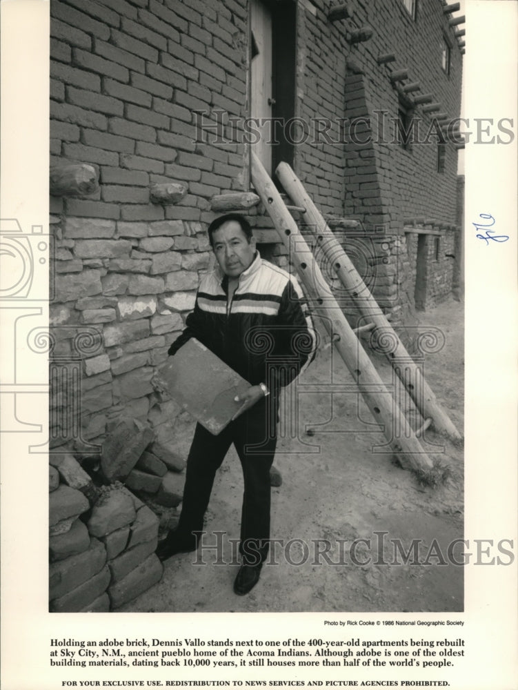 1986 Press Photo Dennis Vallo at 400-yr-old apartments being rebuilt at Sky City-Historic Images