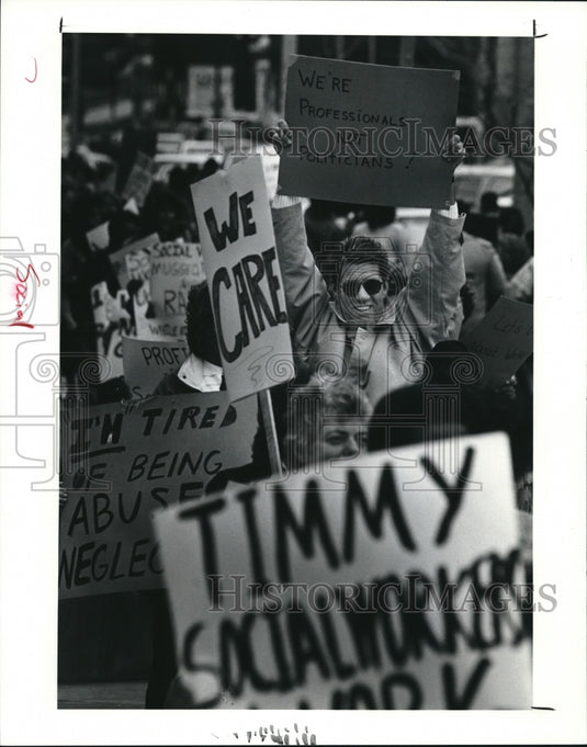 1991 Press Photo Special workers protest due to Tim Hagan's comment.-Historic Images