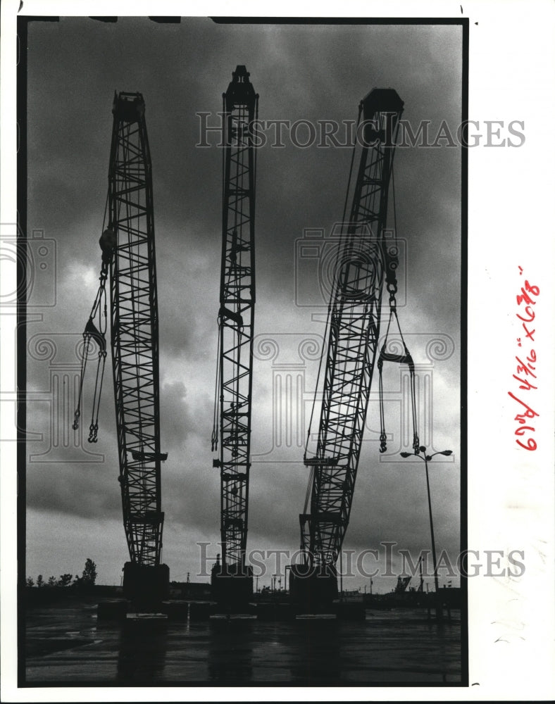 1990 Press Photo Cranes lined up side by side near Ceres Terminals Inc. - Historic Images