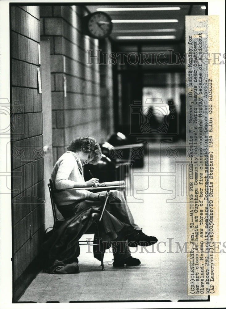 Press Photo Natalie Meehan waits for art class to begin at Cuyahoga Community-Historic Images