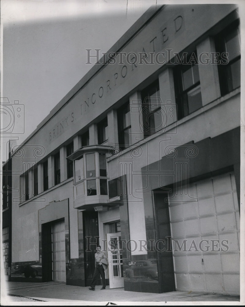 1947 Press Photo The entrance to Brink&#39;s Inc. building on Superior Avenue- Historic Images