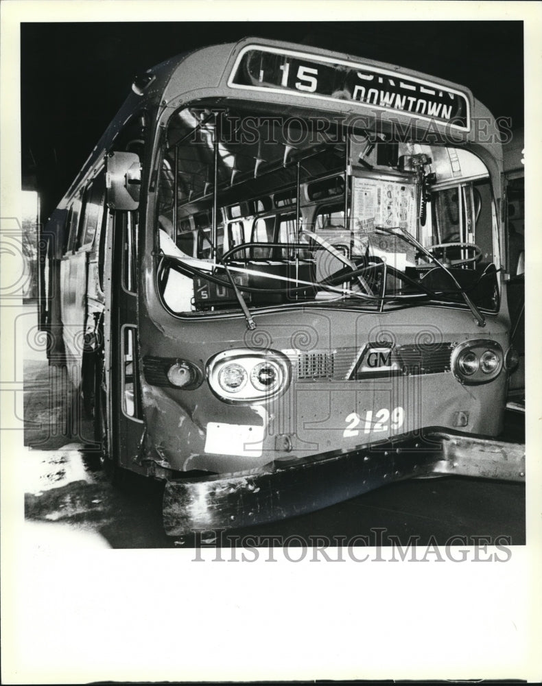 1979 Press Photo Buses RTA Damaged Bus From E 34th And Broadway 1979-press-photo-buses-rta-damaged-bus-from-e-34th-and-broadway