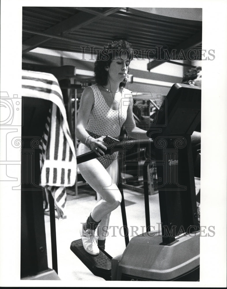 1990 Press Photo Laurie Smith in her pink and white leotards at Stair Machine-Historic Images