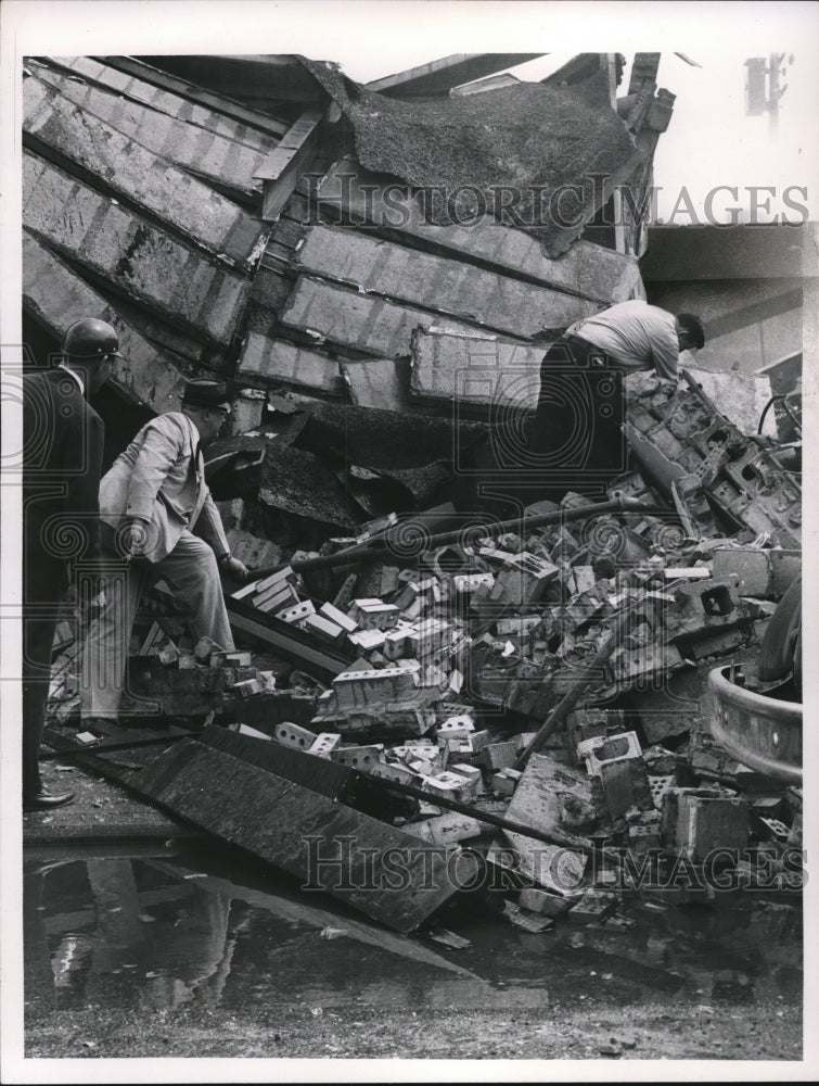 1963 Press Photo East Ohio Gas Co inspectors search for valves to their outlets- Historic Images