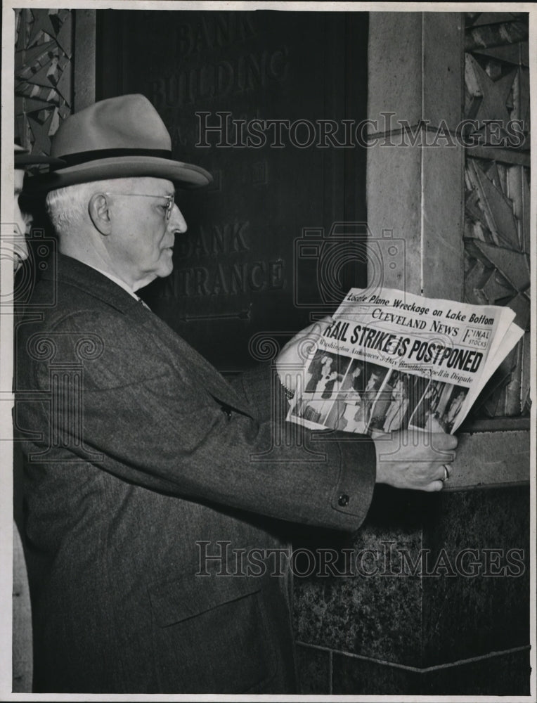 1948 Press Photo BRT President, Mr. Whitney outside the brotherhood offices - Historic Images