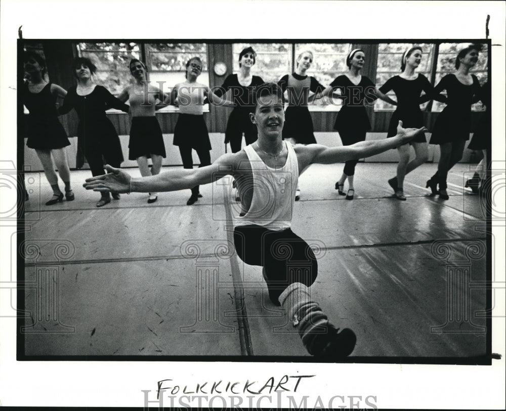 1990 Press Photo Ukrainian dance troupe at the dance rehearsals - cva53772 - Historic Images