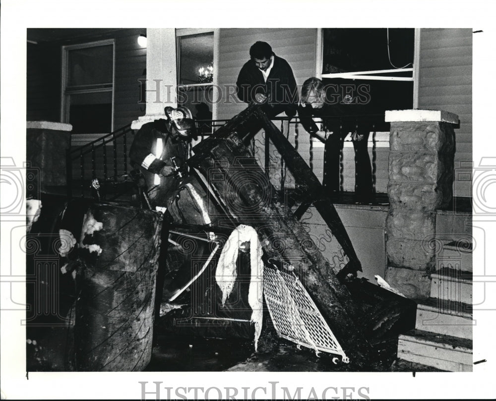 1991 Press Photo Owner Elias Shamatta with the Cleveland firemen at the wreckage - Historic Images