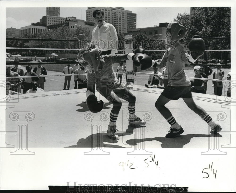 1985 Press Photo Jesse Burns knocks down Marc Viccaro on his way to victory - Historic Images