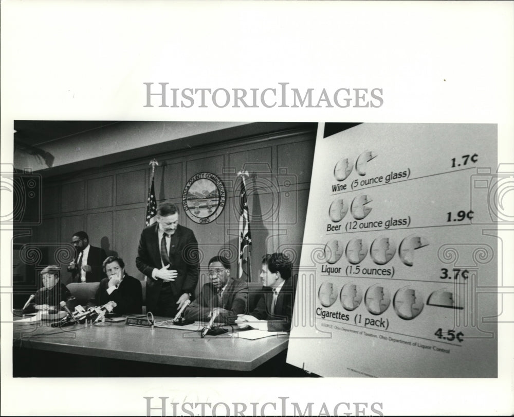 1990 Press Photo Press conference to announce county commissioners vote-Historic Images