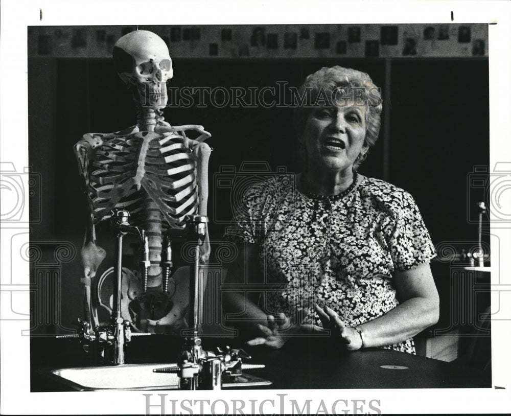 1990 Press Photo Glenna Wilkoff biology Teacher at John Hay High School - Historic Images