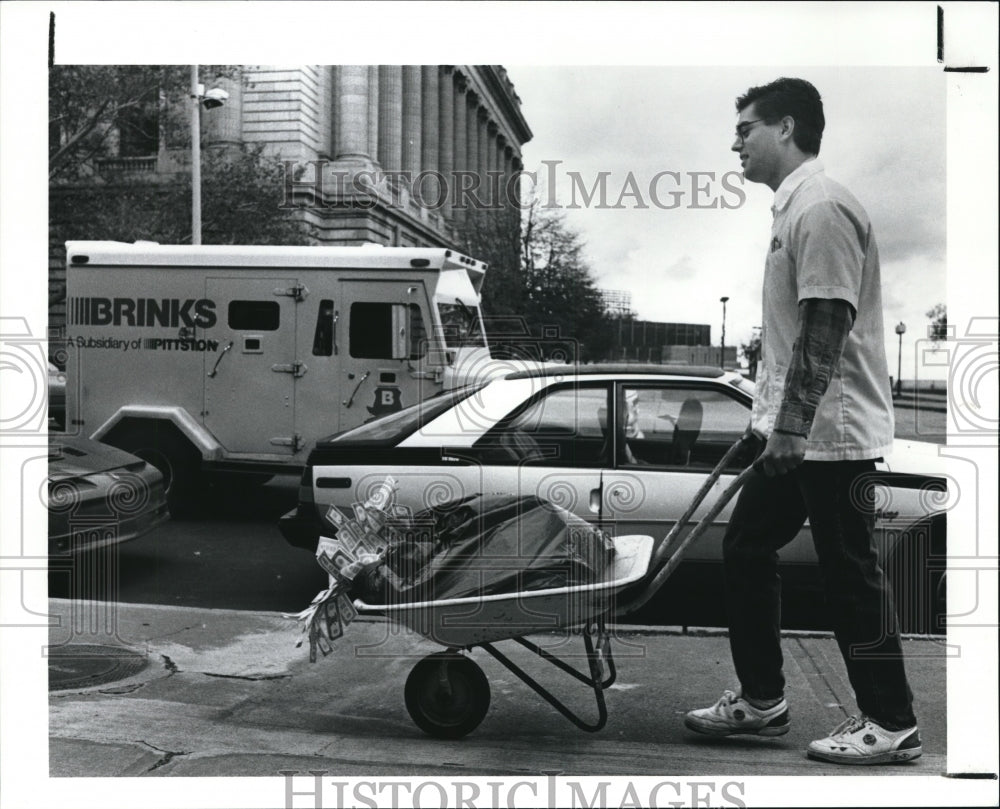 1990 Press Photo Randy Napoli in protest of Tim Hagan&#39;s money handling-Historic Images