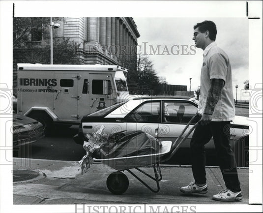 1990 Press Photo Randy Napoli in protest of Tim Hagan's money handling-Historic Images
