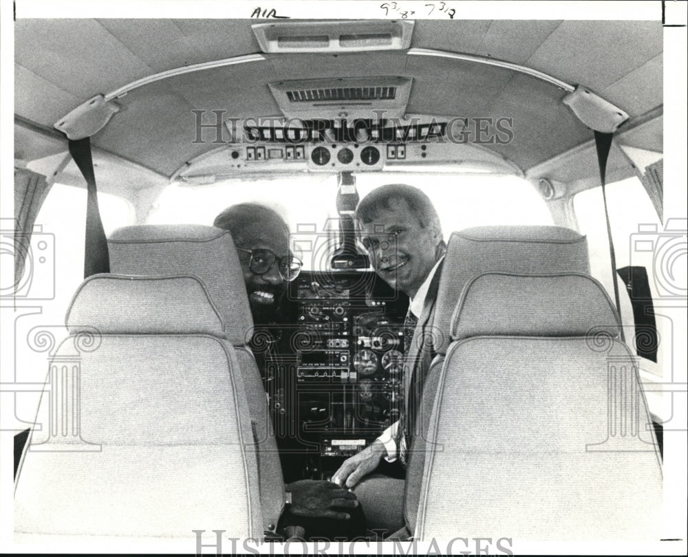 1991 Press Photo Cleveland Mayor Michael White with Dwayne Alvarez - Historic Images