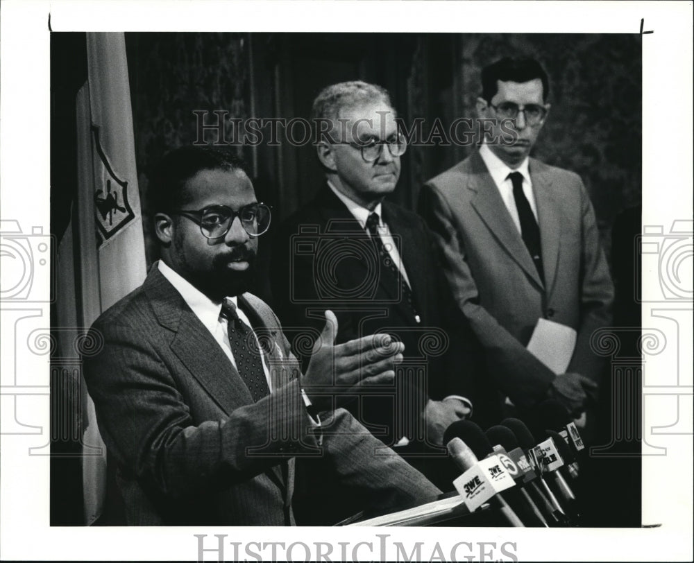 1991 Press Photo Mayor Michael R. White talks about the Cleveland Summit - Historic Images