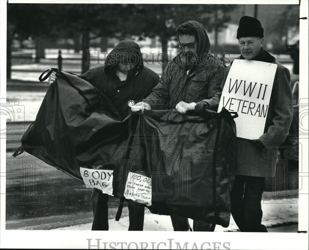 1991 Press Photo U.S. Veteran carry body bag during a War Rally in Akron - Historic Images