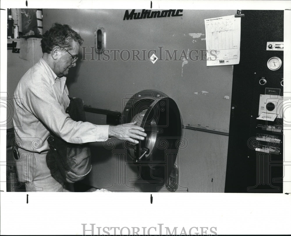 1990 Press Photo Ralph Lieberman of a laundry shop - Historic Images