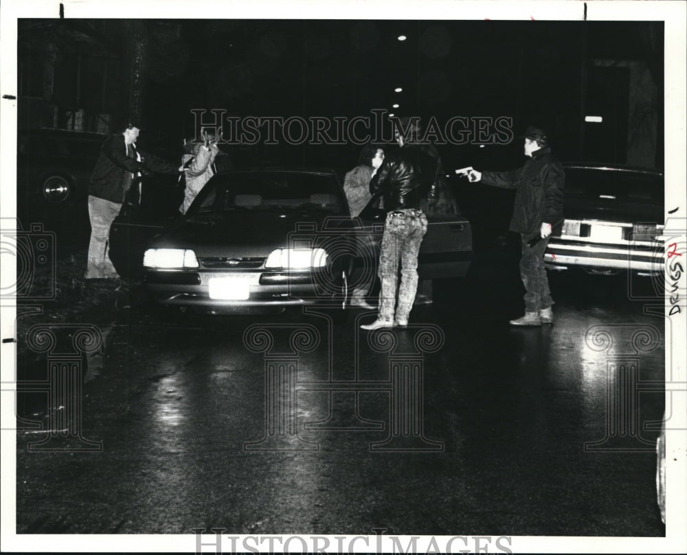 1991 Press Photo Drug Raid two suspects aprehended - Historic Images