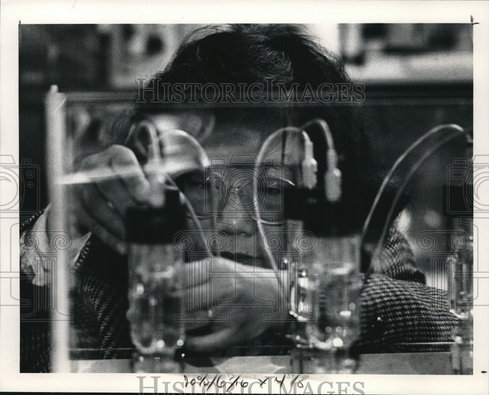 1991 Press Photo Jenny Kung checking the MITI machine which test oil samples - Historic Images