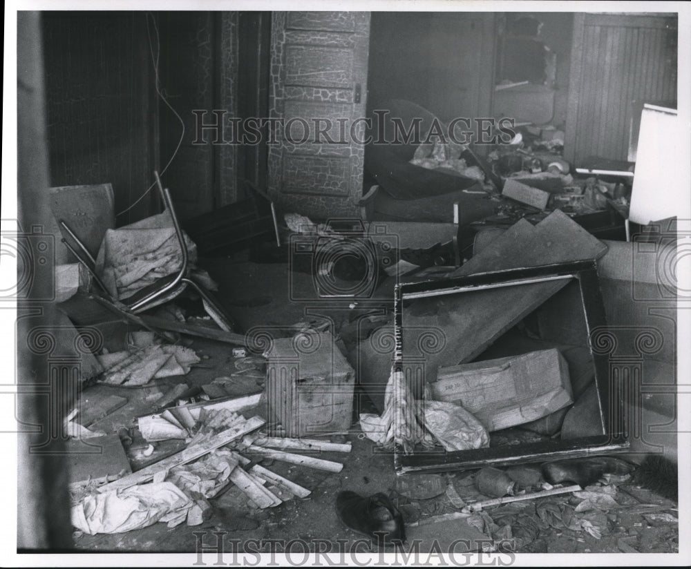 1970 Rubbish & junk abound in old abandoned apartment - Historic Images
